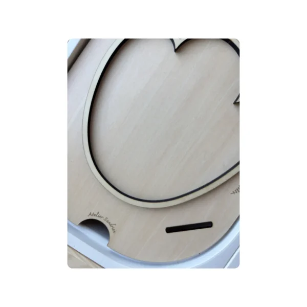 Zoom sur insert sensoriel en bois empreinte de dinosaure montrant la découpe et la finition