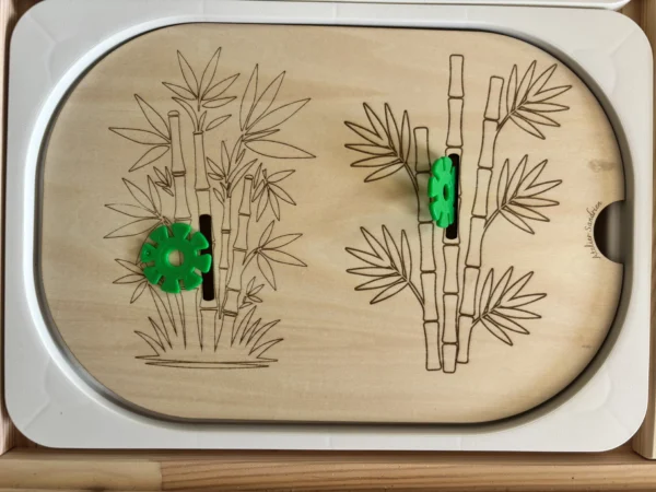 insert sensoriel en bois les bambous avec leurs fentes pour insérer jetons en bois associés ou jetons colorés