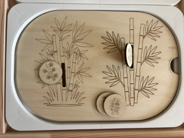 insert sensoriel en bois les bambous avec leurs fentes pour insérer jetons en bois associés ou jetons colorés