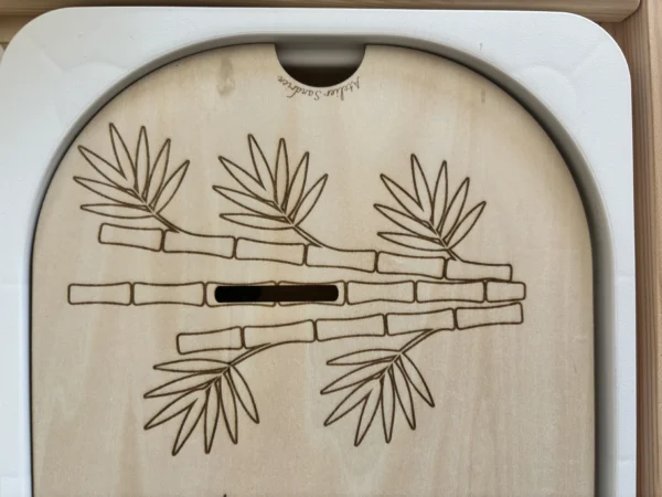 insert sensoriel en bois les bambous avec leurs fentes pour insérer jetons en bois associés ou jetons colorés