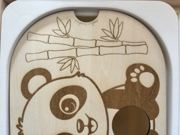 insert sensoriel en bois le panda avec son trou pour insérer balles, pompons ou autres