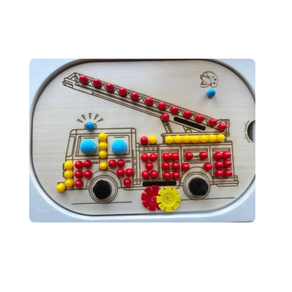 Insert sensoriel en bois - le camion de pompiers avec ses accessoires